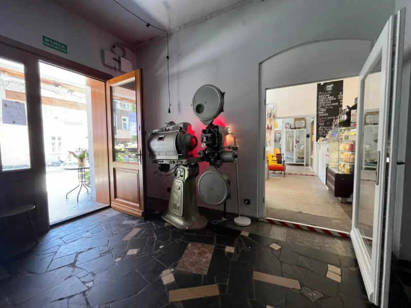 Kinoteatr Zdrowie historyczny projektor analogowy