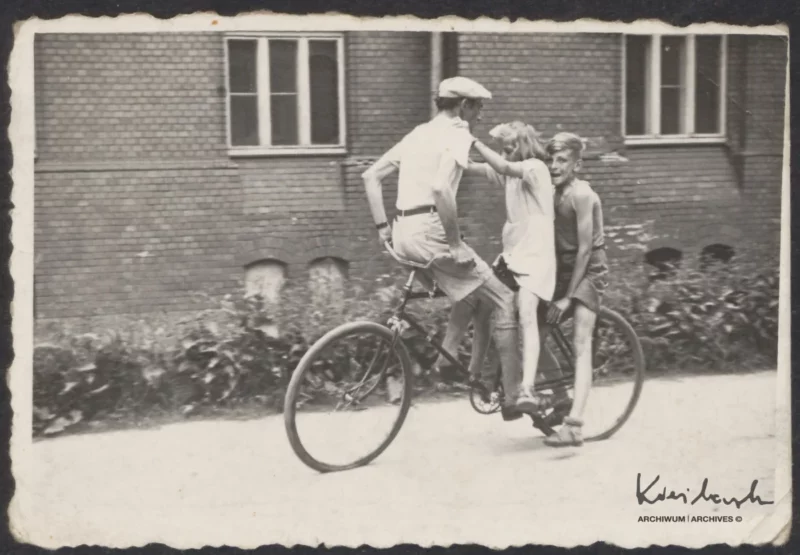Popisy-rowerowe-z-ojcem-Romanem-Kieślowskim-i-siostrą-Ewą-w-Sokołowsku-1952