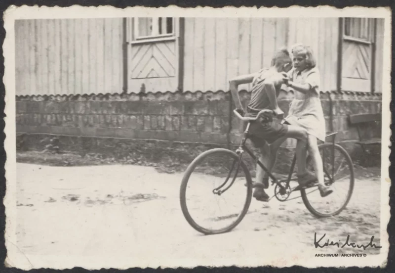 Popisy-rowerowe-z-siostrą-Ewą-w-Sokołowsku-w-1952.